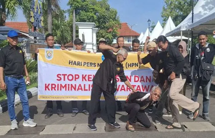 Wartawan Kendal menggelar aksi damai teaterikal HPN 2025. (RadarBangsa.co.id)