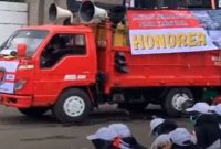 Ribuan orang yang tergabung dalam Aliansi Honorer Indonesia (AHI) menggeruduk gedung DPR (ist)