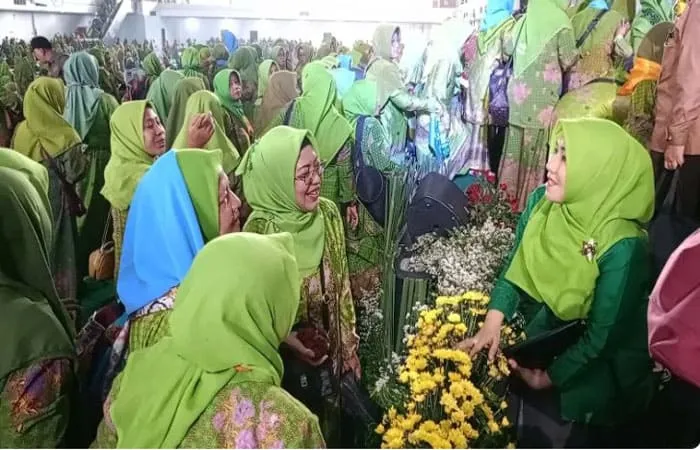 Anggota DPD RI Dr. Lia Istifhama  saat menyapa Muslimat NU (ist)