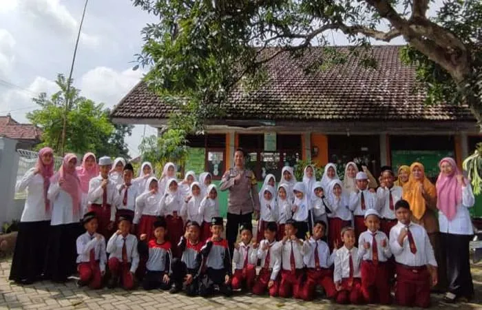 Anggota Polsek Tikung melaksanakan sosialisasi Stop Bullying di SDN 1 Botoputih (ist)