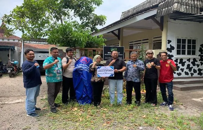 Kepala Cabang Bank BPR Jatim dan Bank UMKM Jatim Banyuwangi, Dyan Tri Wicaksana,saat menyerahkan CSR (ist) 