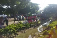 Ratusan elemen masyarakat, termasuk jajaran Organisasi Perangkat Daerah (OPD), TNI, pegiat lingkungan, serta siswa-siswi sekolah adiwiyata saat bersih –bersih sampah (ist)
