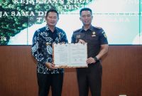 Bupati Lamongan Yuhronur Efendi menandatangani MoU) dengan Kejaksaan Negeri Lamongan di bidang hokum Datun .di Command Center Lt. 3 Pemkab Lamongan  (ist)