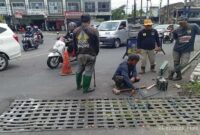 Dinas PUPR Batu lakukan penggantian Drainage Grill Jl.Dewi Sartika, untuk antisipasi Laka lantas. (ist)