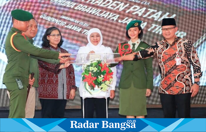 (tengah) Gubernur Jawa Timur, Khofifah Indar Parawansa