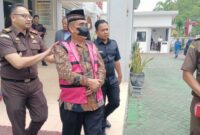 Tersangka kasus korupsi saat digiring masuk ke mobil tahanan pidana khusus Kejari Lamongan,
Kamis (20/2/25) (ist) 