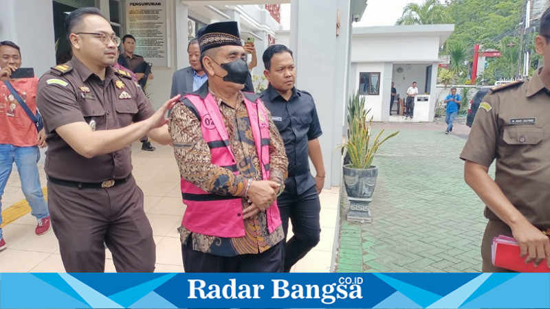 Tersangka kasus korupsi saat digiring masuk ke mobil tahanan pidana khusus Kejari Lamongan,
Kamis (20/2/25) (ist) 