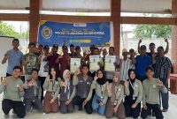 Mahasiswa Belajar Bersama Komunitas (BBK) 5 Universitas Airlangga (Unair) mengadakan program Drujugurit Peduli Lingkungan di Balai Desa Drujugurit (Dok Pribadi)