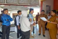 Camat Kisaran Timur Kota Ahmad Syaiful Pasaribu sambut langsung aksi demo IPM ASTARA (foto/hafidz )