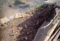 Kondisi jalan yang mengawatirkan,berjejer dengan sungai Blorong.(RadarBangsa.co.id).