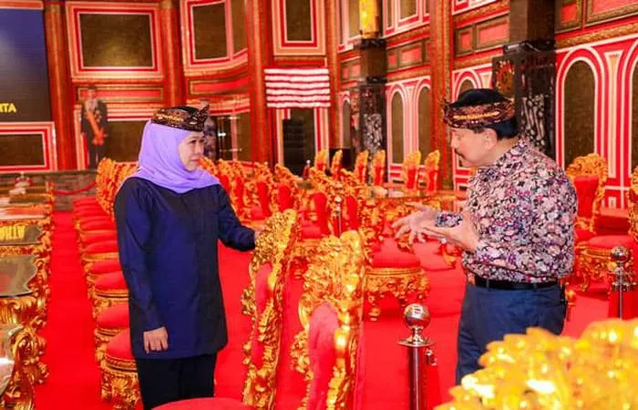 Gubernur Jawa Timur, Khofifah Indar Parawansa mengunjungi Kraton Majapahit Jakarta yang berlokasi di Jalan Raya Mabes Hankam No. 45, Ceger, Kecamatan Cipayung (hms)