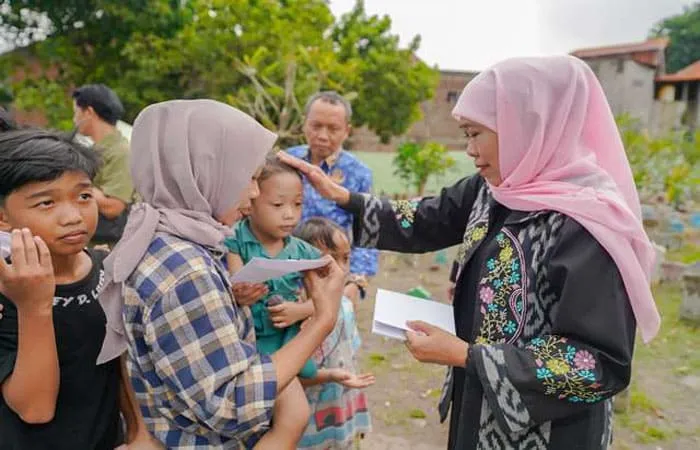 Gubernur Jawa Timur terpilih, Khofifah Indar Parawansa, melakukan ziarah ke makam suami dan kedua orang tuanya di makam umum dan berbagi sembako di  kawasan Wonocolo, Surabaya (hms)