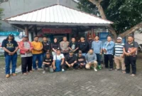 Kapolsek Menganti AKP. Moch. Dawud foto bersama dengan awak media (ist)