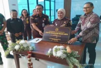 Kajati Jatim Prof. Dr. Mia Amiati, SH.MH, Kejari Batu Didik Adyotomo, SH, dan Pj. Walikota Batu DR. Aries Agung Paewai (ist)