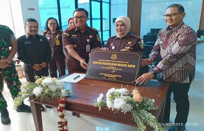 Kajati Jatim Prof. Dr. Mia Amiati, SH.MH, Kejari Batu Didik Adyotomo, SH, dan Pj. Walikota Batu DR. Aries Agung Paewai (ist)