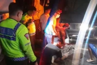 Petugas Kepolisian Resor  Lamongan kembali menunjukkan kesigapan mereka dalam menangani kecelakaan tunggal (ist)