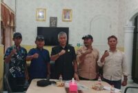 Ketua DPRD Asahan ( tengah ) mengecam keras oknum oknum yang menebang pohon Mahoni di areal HGU PT. Bridgeston Aek Tarum. ( foto/Joko)