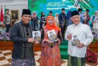 (tengah) Gubernur Jawa Timur terpilih, Khofifah Indar Parawansa, menghadiri Seminar dan Bedah Buku Biografi  KH M Yusuf Hasyim