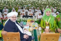 Syekh Afeefuddin bersama  Khofifah Indar Parawansa dalam acara Sholawat bersama Habib Syech Bin Abdul Qodir Assegaf di Jatim Expo Surabaya (ist)