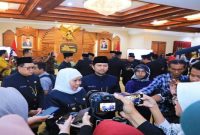 Gubernur Jawa Timur terpilih, Khofifah Indar Parawansa, saat di wawancarai wartawan di gedung grahadi (hms)