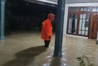 Terlihat luapan air saat merendam rumah warga (ist)