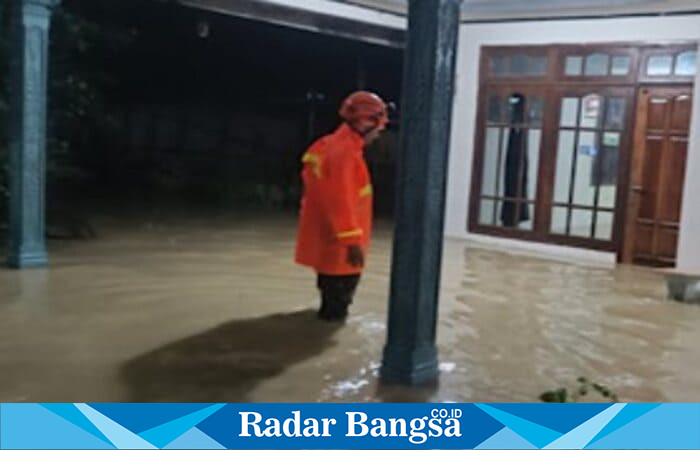 Terlihat luapan air saat merendam rumah warga (ist)