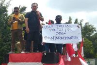 Ratusan warga Desa Banjarkemantren menggelar aksi demonstrasi di depan Kantor Kejaksaan Negeri Sidoarjo (ist)