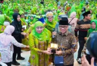 (kanan) Ketua Umum Muslimat NU, Khofifah Indar Parawansa (hms)