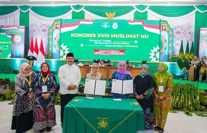Ketua Umum PP Muslimat NU Khofifah Indar Parawansa saat menandatangani Muo (IST)