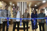 Staff Khusus Menteri Badan Usaha Milik Negara (BUMN), Arya Sinulingga (kedua dari kiri) saat membuka acara Peresmian Power UMK Hub di PLN Kantor Pusat, Jakarta Selatan (21/2) bersama Tenaga Ahli Bidang Komunikasi Internal Kementerian BUMN, Dian Safitri (kedua dari kanan), Sekretaris Perusahaan PLN, Alois Wisnuhardana (ketiga dari kanan), Executive Vice President Komunikasi Korporat dan TJSL, Gregorius Adi Trianto (kiri), General Manager PLN Unit Induk Distribusi (UID) Jakarta Raya, Lasiran (kanan).(ist)