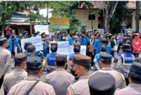 Ratusan mahasiswa yang tergabung dalam Aliansi Rayon PMII Kabupaten Lamongan menggelar aksi demonstrasi (ist)