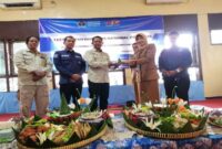 Kadis Kominfo Sidoarjo, Noer Rochmawati, yang didampingi Kabid Pengelolaan Informasi dan Komunikasi Publik, Muhammad Wildan, serta Kasi Humas Polresta Sidoarjo, Iptu Tri Novi Handono. Puluhan wartawan  saat potong tumpeng (ist)