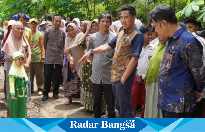 Wakil Bupati Kendal Benny Karnadi tinjau lokasi di dua desa, pasca banjir.(RadarBangsa.co.id)