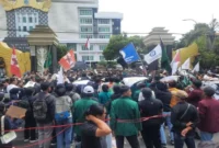 Pemerintah Kabupaten Lamongan menerima aspirasi dari mahasiswa Lamongan di Halaman Pemkab Lamongan (ist)