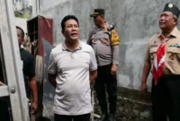 Plt. Bupati Sidoarjo, H. Subandi, turun langsung ke lokasi untuk meninjau kondisi rumah Bu Kasmini (ist)
