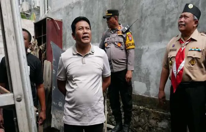 Plt. Bupati Sidoarjo, H. Subandi, turun langsung ke lokasi untuk meninjau kondisi rumah Bu Kasmini (ist)