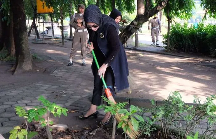 Kegiatan kerja bakti di Alun-alun Sidoarjo. Acara ini dihadiri langsung oleh Wakil Bupati Sidoarjo Mimik Idayana, Ketua TP PKK Kabupaten Sidoarjo Sriatun Subandi, serta Sekretaris Daerah Kabupaten Sidoarjo Fenny Apridawati (ist)