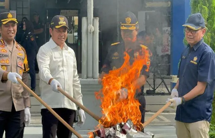 Plt. Bupati Sidoarjo, H. Subandi, saat menghadiri pemusnahan BB (ist)