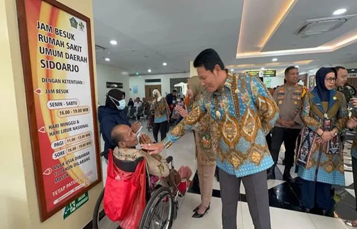 Plt. Bupati Sidoarjo, H. Subandi,  saat menyapa pasien (ist)