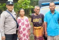Anggota Polsek Modo saat menyerahkan Kakek pikung ke keluarganya (ist)