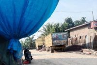Gudang mafia penampungan inti sawit dan cangkang bebas beroperasi di Jalinsum Asahan. (foto/Joko)
