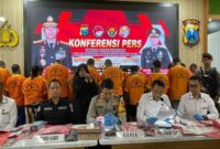 Kapolres Lamongan AKBP Bobby Adimas Condroputra didampingi Kasatreskoba Polres Lamongan AKP Teguh Triyo Handoko saat gelar konferensi pers dengan memarkan para tersangka (ist)