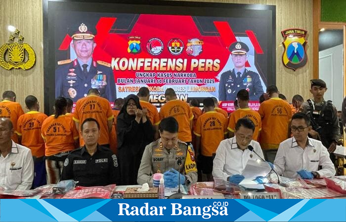 Kapolres Lamongan AKBP Bobby Adimas Condroputra didampingi Kasatreskoba Polres Lamongan AKP Teguh Triyo Handoko saat gelar konferensi pers dengan memarkan para tersangka (ist)