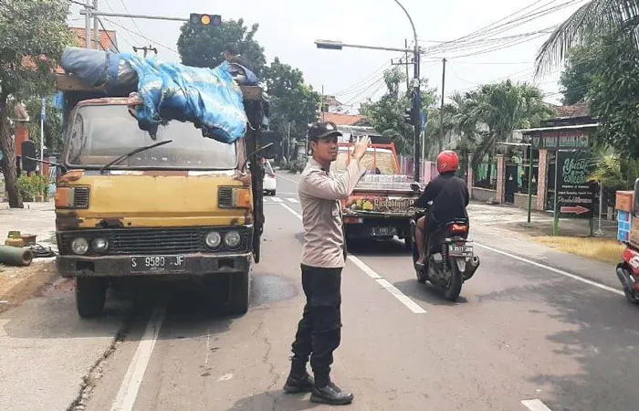 Anggota Polsek Tikung saat di lokasi (ist)