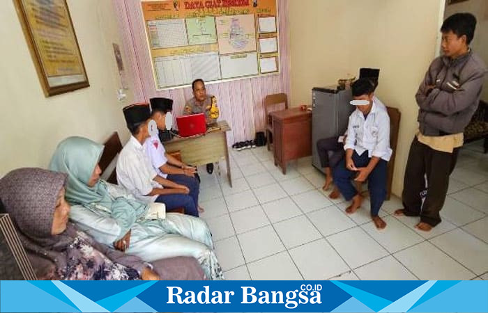 Kapolsek Tikung Iptu Tulus  saat memberikan pembinaan bagi siswa yang terjaring patroli kasih saying (ist)