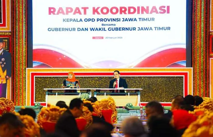 Gubernur Jawa Timur, Khofifah Indar Parawansa, langsung tancap gas usai dilantik dengan menggelar rapat koordinasi bersama jajaran kepala OPD Pemprov Jatim di Kraton Majapahit, Jakarta (hms)