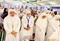  Khofifah Indar Parawansa, menghadiri kegiatan Majelis Dzikir, Maulidurrasul SAW, dan Haul Akbar di Pondok Pesantren Assalafi Al Fitrah, Kedinding Lor, Surabaya (hms)