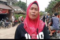 Kepala desa Tanjung Alam Sulasmi  dilokasi jalan utama desa yang di blokade warga. ( foto/Joko)