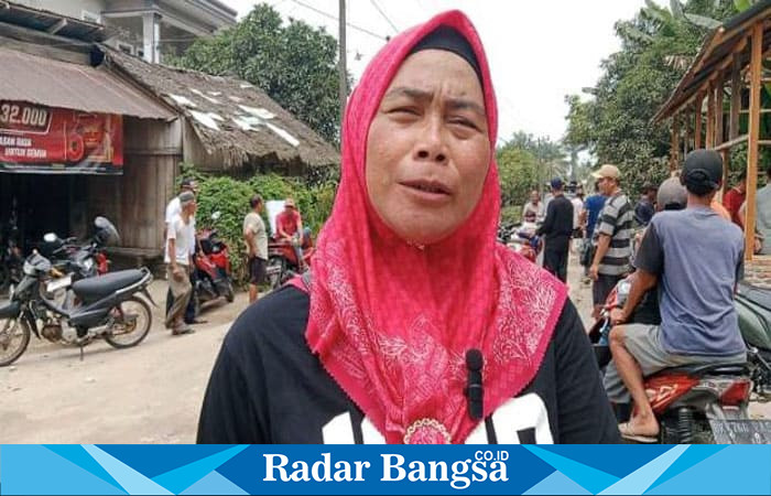 Kepala desa Tanjung Alam Sulasmi  dilokasi jalan utama desa yang di blokade warga. ( foto/Joko)