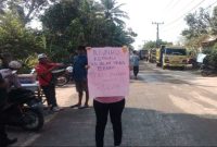 Tampak terlihat warga memapng poster (ist)